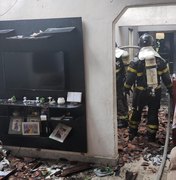 Corpo de Bombeiros combate incêndio em residência e socorre idosa em Maceió