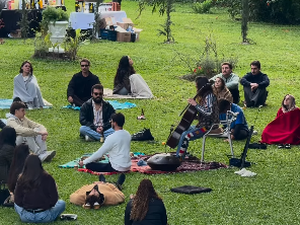 Jovens promovem encontro sem celulares para incentivar conexão presencial