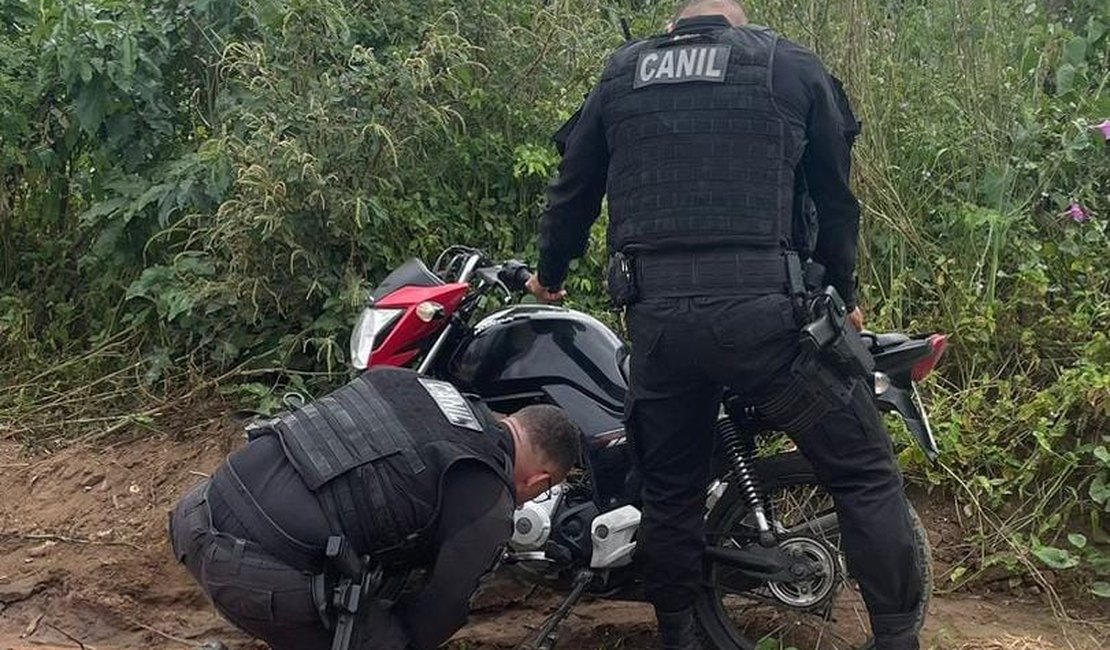 Polícia apreende moto adulterada perto de matagal em Arapiraca