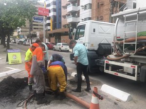 Equipes desobstruem redes de drenagem na Avenida Sandoval Arroxelas