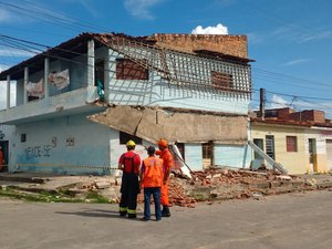Três pessoas ficam presas em desabamento no bairro da Ponta Grossa