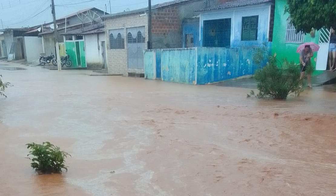 Chuvas intensas causam alagamentos nas ruas de Igaci