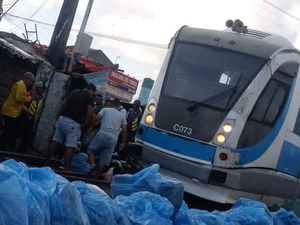 Trem arrasta motociclista no centro de Maceió