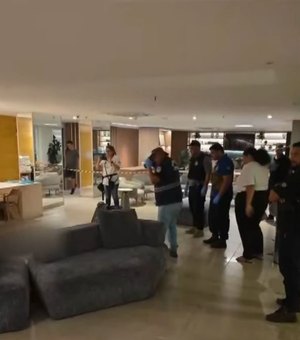 Homem é baleado, tenta se esconder e morre em recepção de hotel na Pajuçara