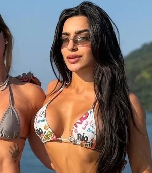 Solteira, Virginia passeia de lancha com amiga