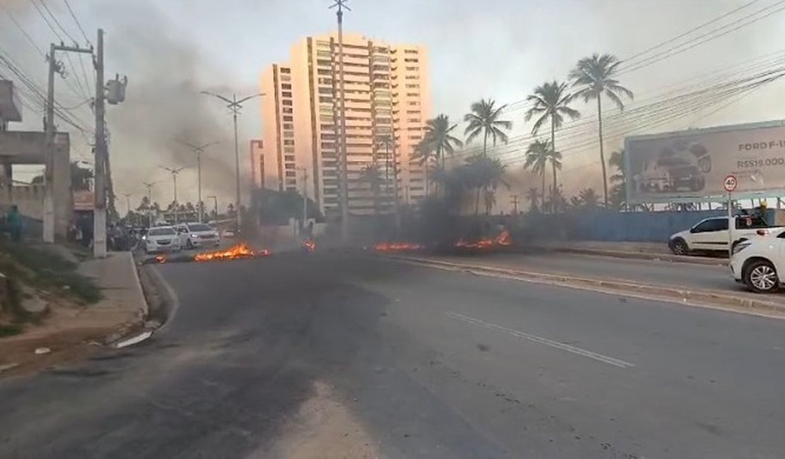 [Vídeo] Pais de alunos da rede municipal de Maceió voltam a protestar contra a falta de transporte escolar