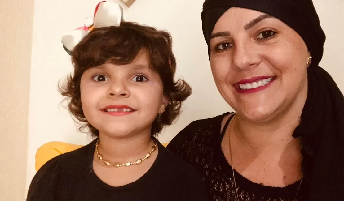 Mãe e filha diagnosticadas com câncer vencem doença juntas