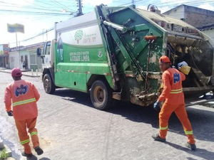  Após mais de um mês de pandemia, garis de Arapiraca trabalham sem máscaras