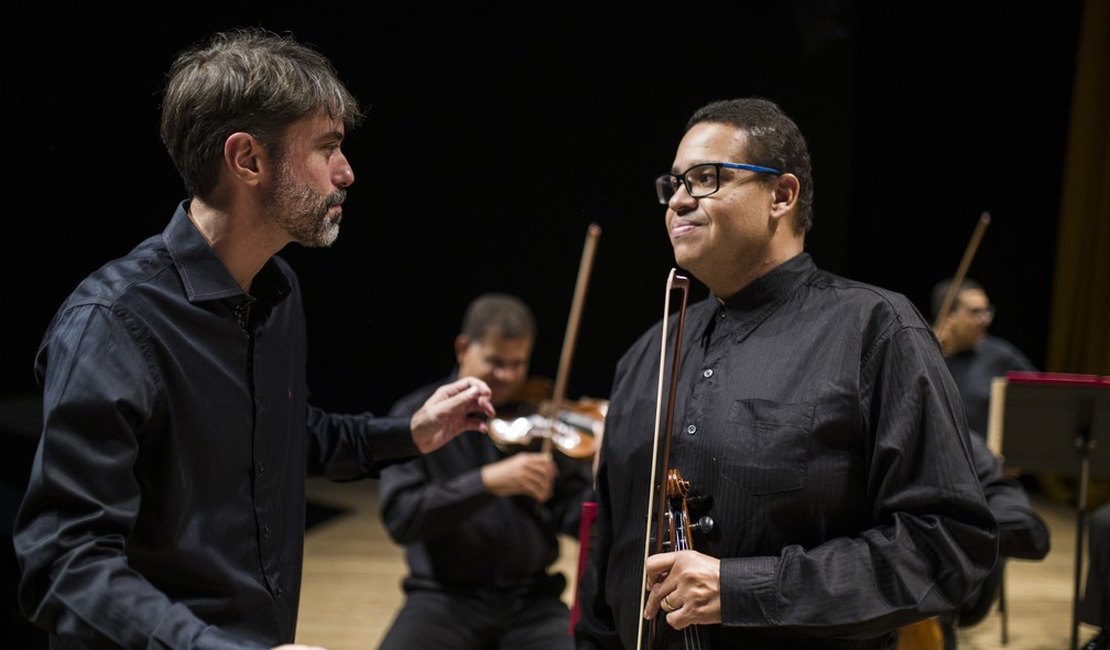 Músico 'reaprende' a tocar violino após quadro grave de Covid