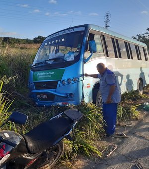 Colisão entre motocicleta e micro-ônibus deixa feridos na AL-210