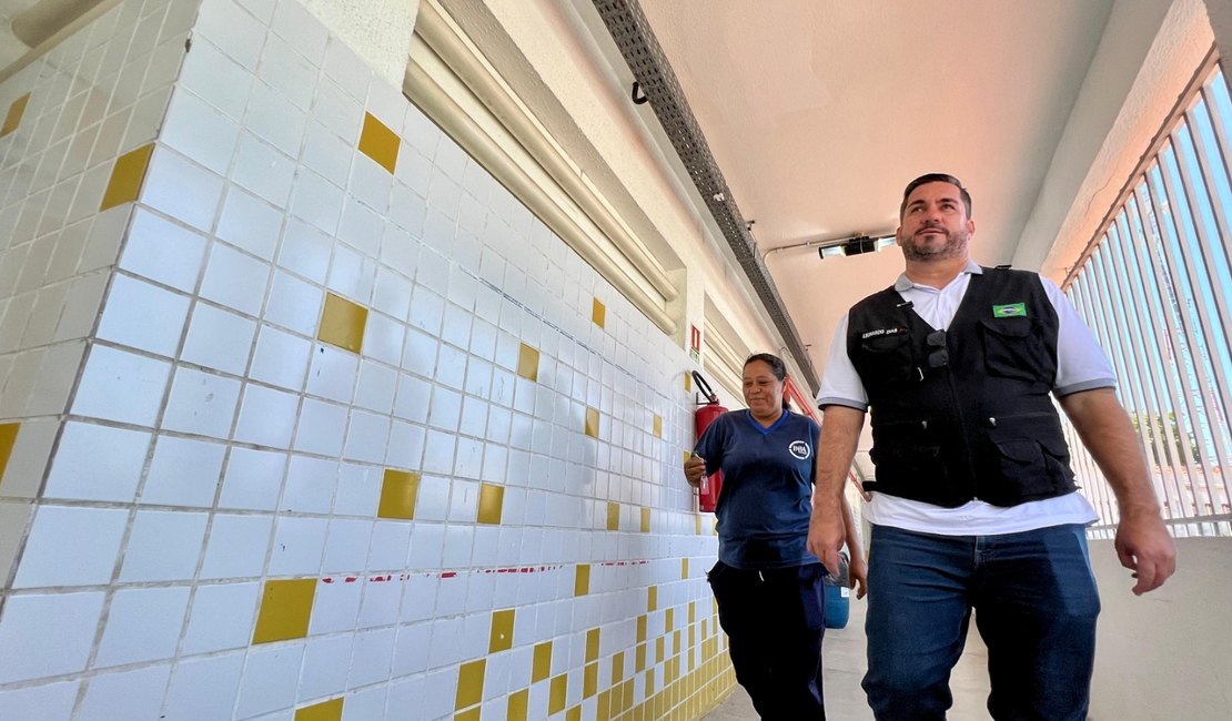 Leonardo Dias fiscaliza estrutura de escolas municipais antes de retorno das aulas