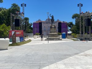 [Vídeo] Praça Deodoro, em Maceió, recebe estrutura para ato de campanha de Lula