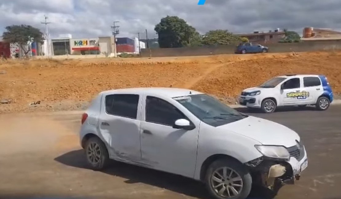 Carro sai da pista ao tentar evitar colisão em frente a hospital de Palmeira dos Índios