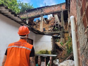 Defesa Civil de Maceió interdita  quatro casas na grota do Aterro