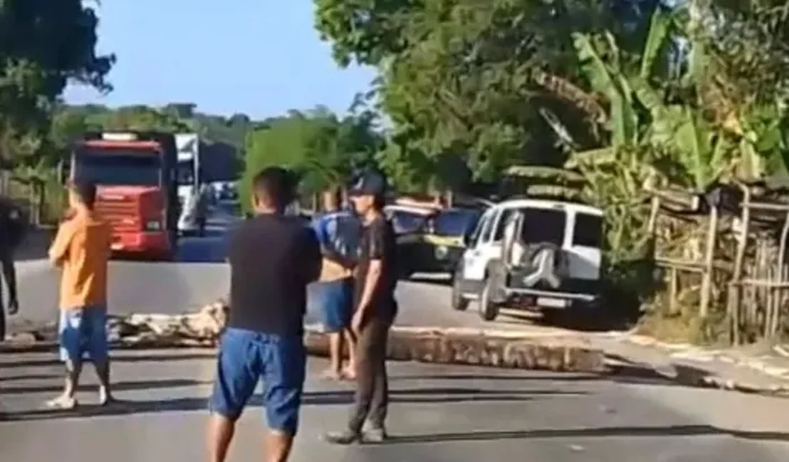 Manifestação do grupo indígena Wassu Cocal bloqueia BR-101 em Joaquim Gomes