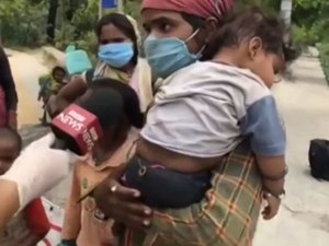 Vídeo viraliza ao mostrar repórter tirando sapatos e dando a migrante descalço; veja