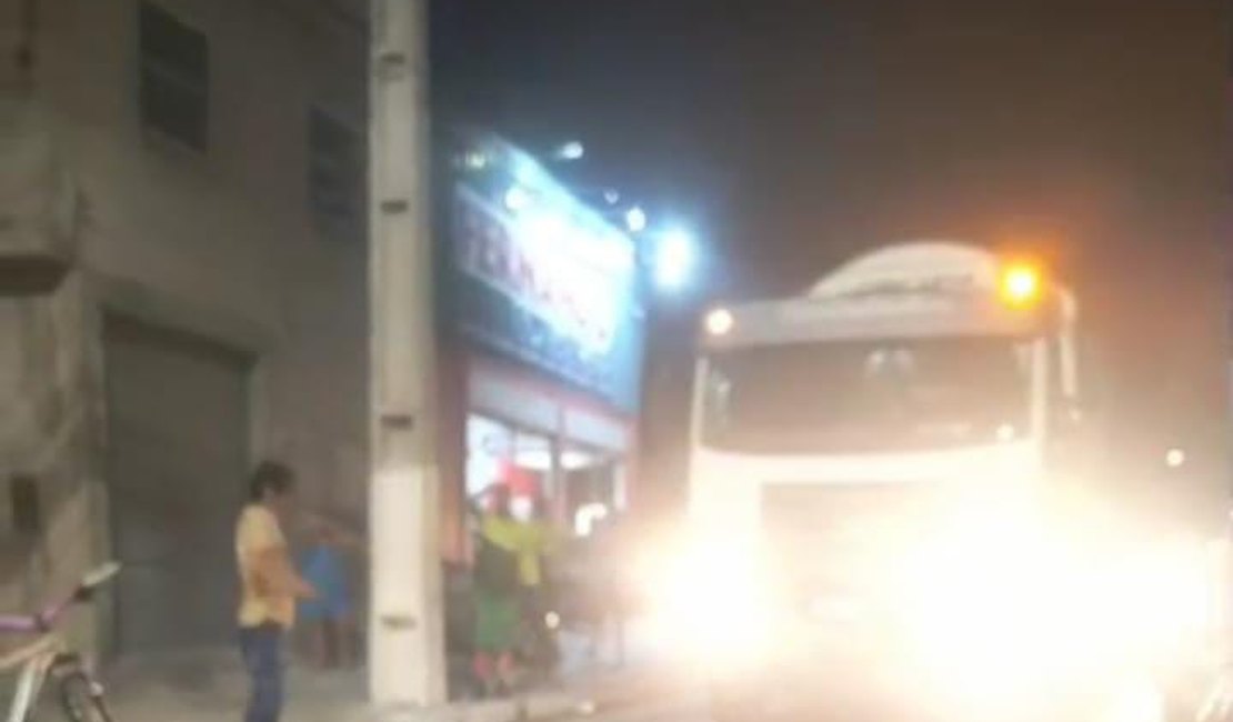 Ciclista é atropelado por caminhão coletor de lixo no bairro Benedito Bentes