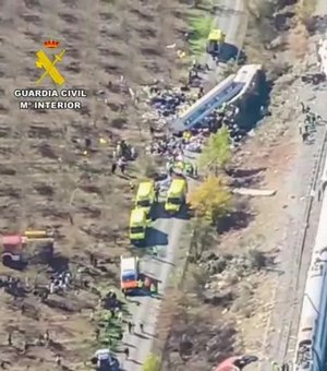Colisão entre dois trens em alta velocidade deixa 'dezenas de mortos' na Espanha