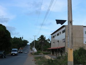 400 Bandeiras pretas são fixadas nos postes de Maragogi na AL 101 Norte