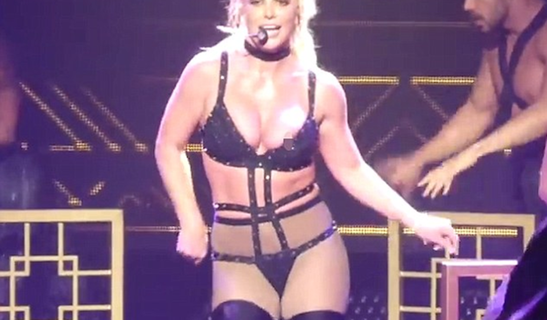 Britney Spears perde rumo e pergunta para dançarino em que lugar eles estão durante show