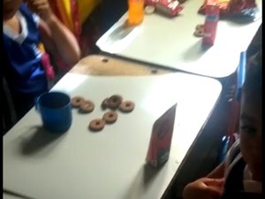 [Vídeo] Merenda escolar é servida sem prato para crianças de Matriz de Camaragibe