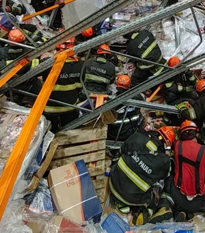Prateleira com 80 toneladas desaba sobre funcionário de atacadista em SP