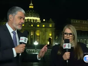 Ilze Scamparini 'foge' de abraço de William Bonner em entrada ao vivo no JN