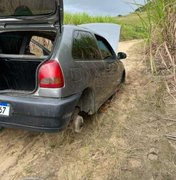 Carro furtado em Porto Calvo é encontrado sem pneus e som