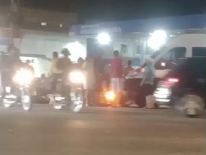 Colisão deixa moto embaixo de van e mulher ferida no Trevo da Igrejinha, em Arapiraca