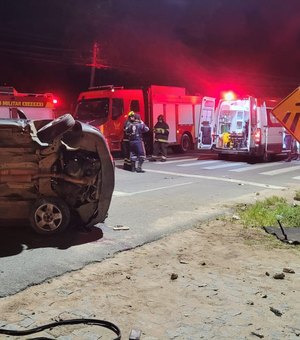 Duas pessoas morrem após carro colidir contra poste na AL-101 Norte, em Maceió