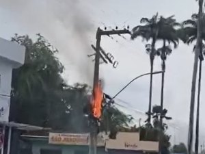 Poste pega fogo na Avenida Muniz Falcão em Palmeira dos Índios