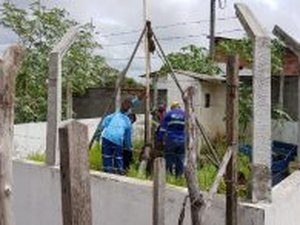 Casal instala nova bomba para regularizar abastecimento no Benedito Bentes