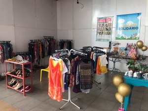 Ativistas da causa animal organizam bazar beneficente em shopping de Arapiraca