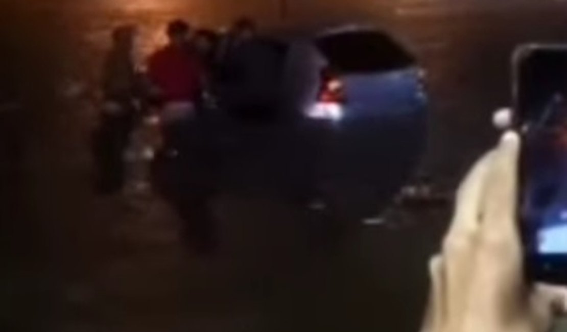 [Vídeo] Família fica ilhada em carro e é salva por populares