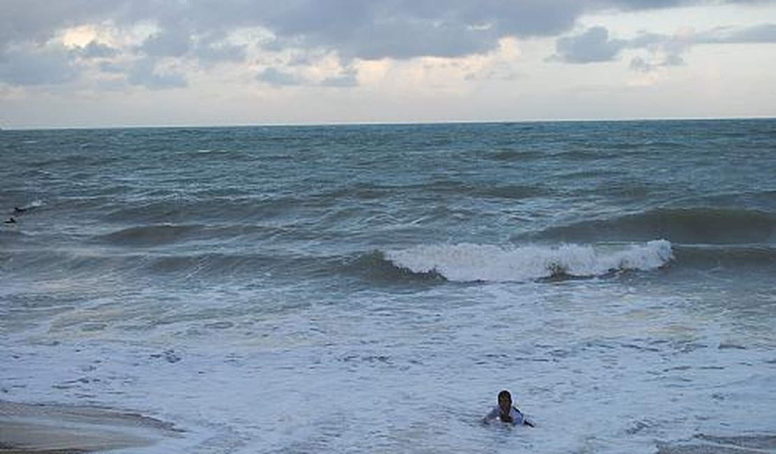 Marinha alerta para ressaca com ondas de até 2,5 metros em Alagoas