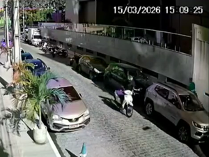 [Vídeo] Homem furta motocicleta próximo à Praça Gogó da Ema, na Ponta Verde