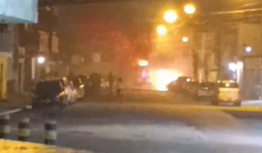 [Vídeo] Carro pega fogo na madrugada desta terça-feira, no bairro Poço