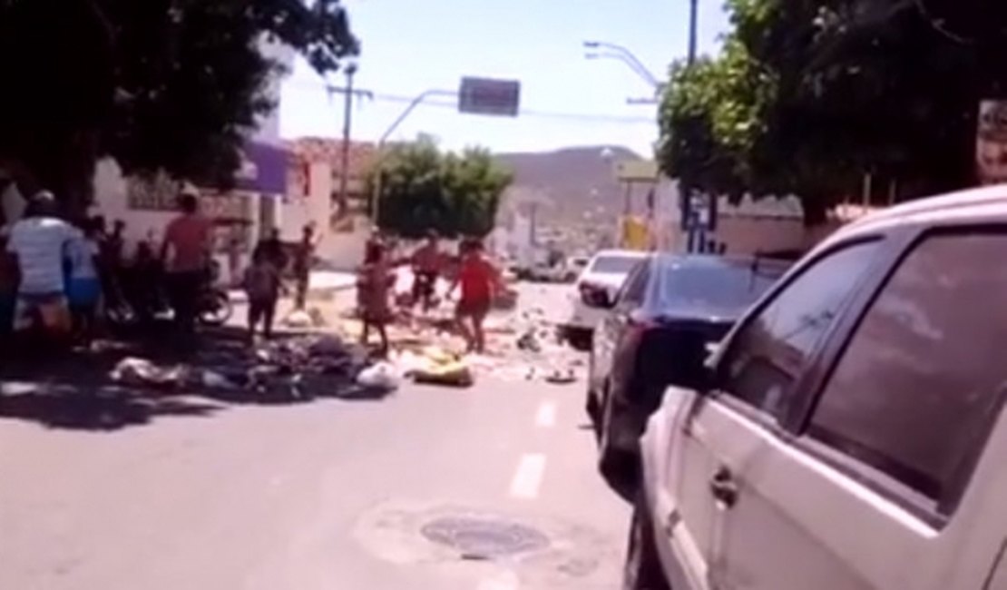 Em Santana do Ipanema, moradores levam lixo para frente da Prefeitura e avenidas