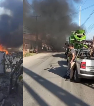 Moradores incendeiam entulhos e bloqueiam AL-215 contra falta de água em Marechal Deodoro