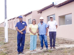 Prefeita Tia Júlia faz visita a obras no Conjunto Antônio Ribeiro
