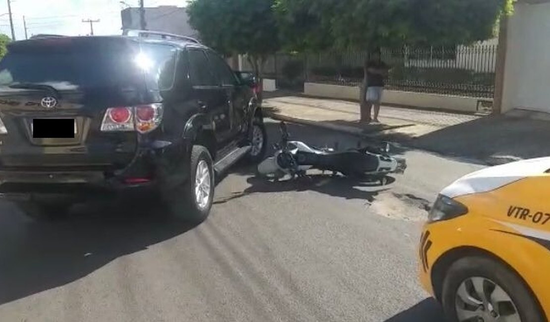 Carro colide com moto no Centro de Arapiraca