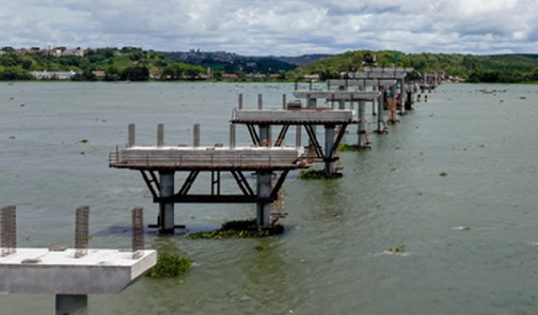 Construção da ponte entre Penedo e Neópolis (SE) chega a 50%