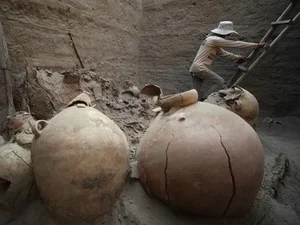 Tumba de mais de mil anos revela vida luxuosa de 'senhor das águas'