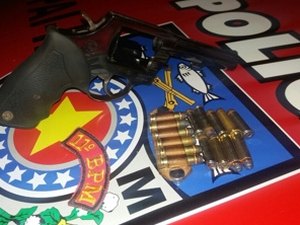 Homem é preso com arma de fogo em frente a discoteca
