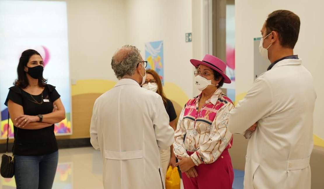 Tereza Nelma faz visita ao Hospital de Câncer em SP e anuncia nova unidade em Delmiro Gouveia