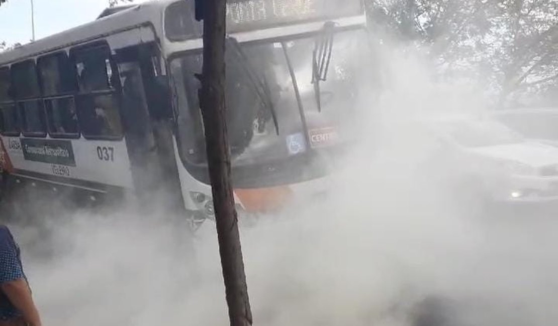 [Vídeo] Ônibus intermunicipal quebra e fumaça assusta passageiros