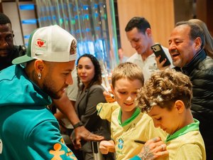 Com apoio de torcedores, Seleção Brasileira chega a hotel no Rio