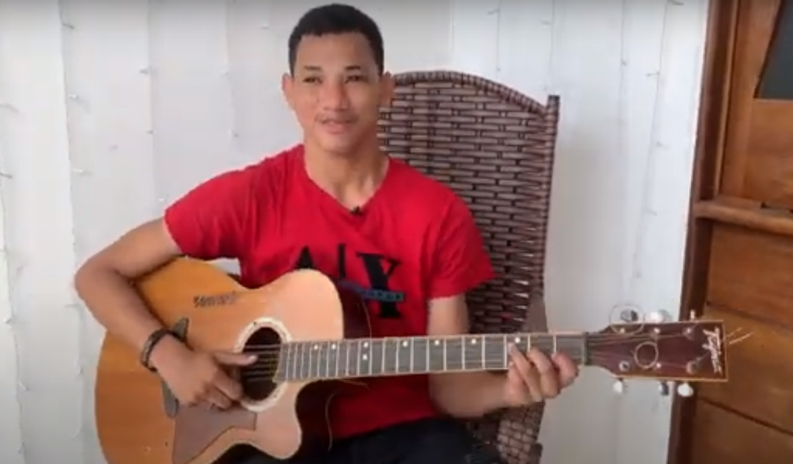 [Vídeo] Jovem cantor viraliza ao cantar com a Banda Calcinha Preta em Palmeira dos Índios