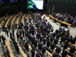 Congresso deve decidir sobre 'taxa das blusinhas' nesta segunda