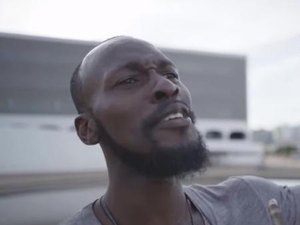 Nigeriano que cantou hino em vídeo do governo diz que foi enganado
